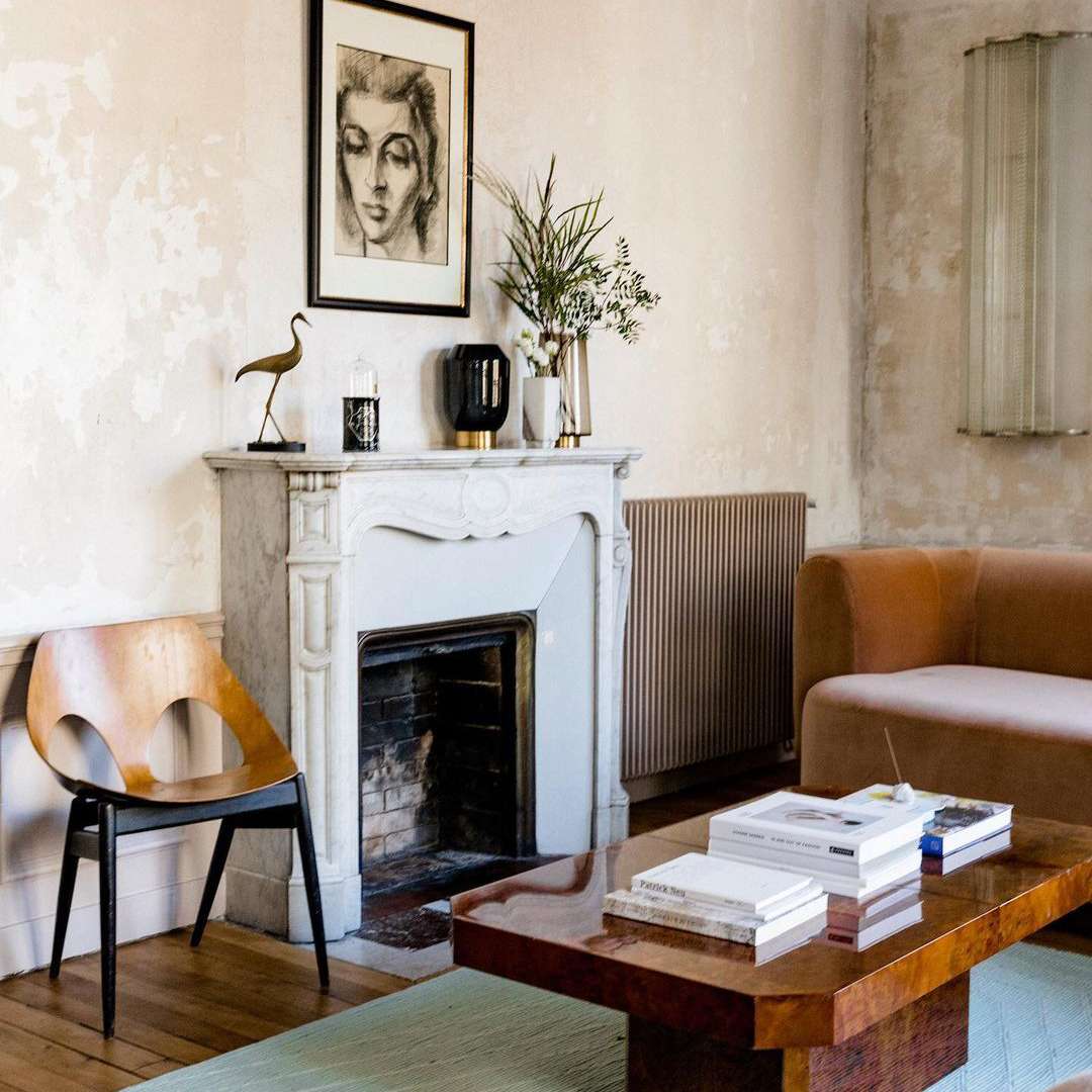 大理石壁炉和桌子。