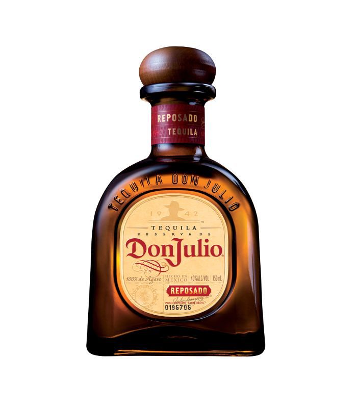 一杯棕色的唐·胡里奥龙舌兰酒。