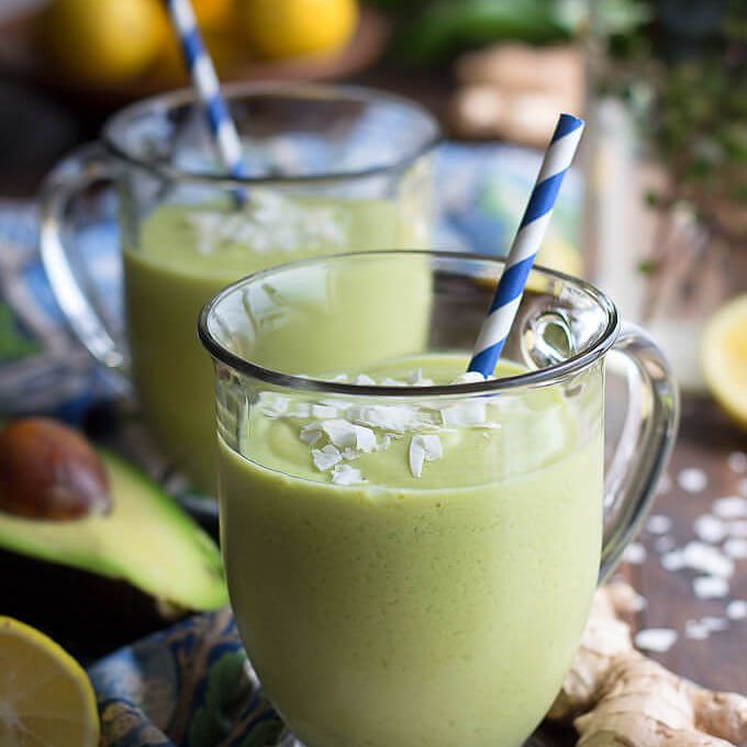 酮鳄梨冰沙与椰奶，姜，姜黄