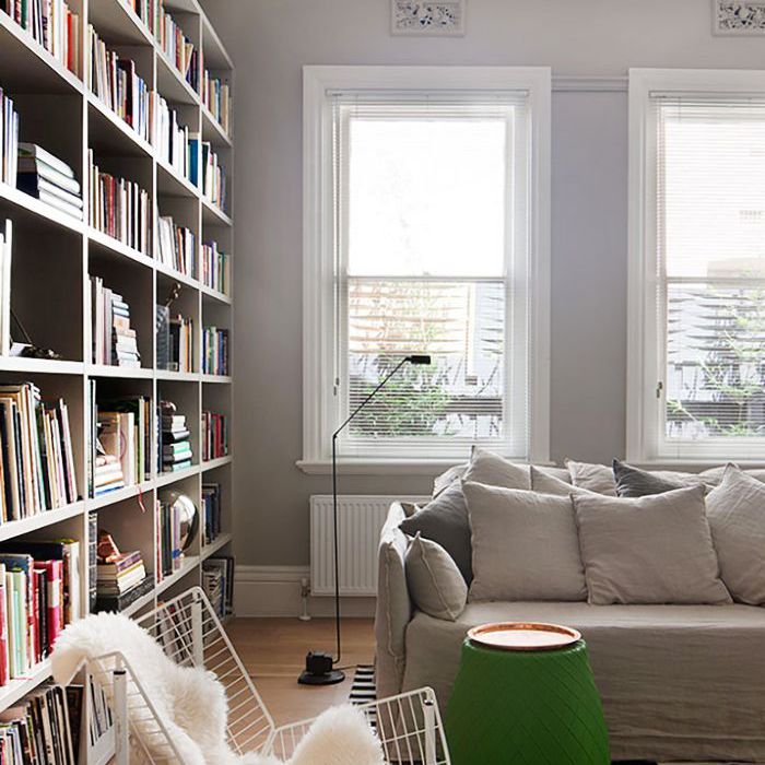 舒适的家居理念：一个人造毛皮抛出披白色口音椅子