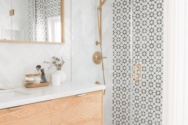 带金色淋浴头的中性浴室。