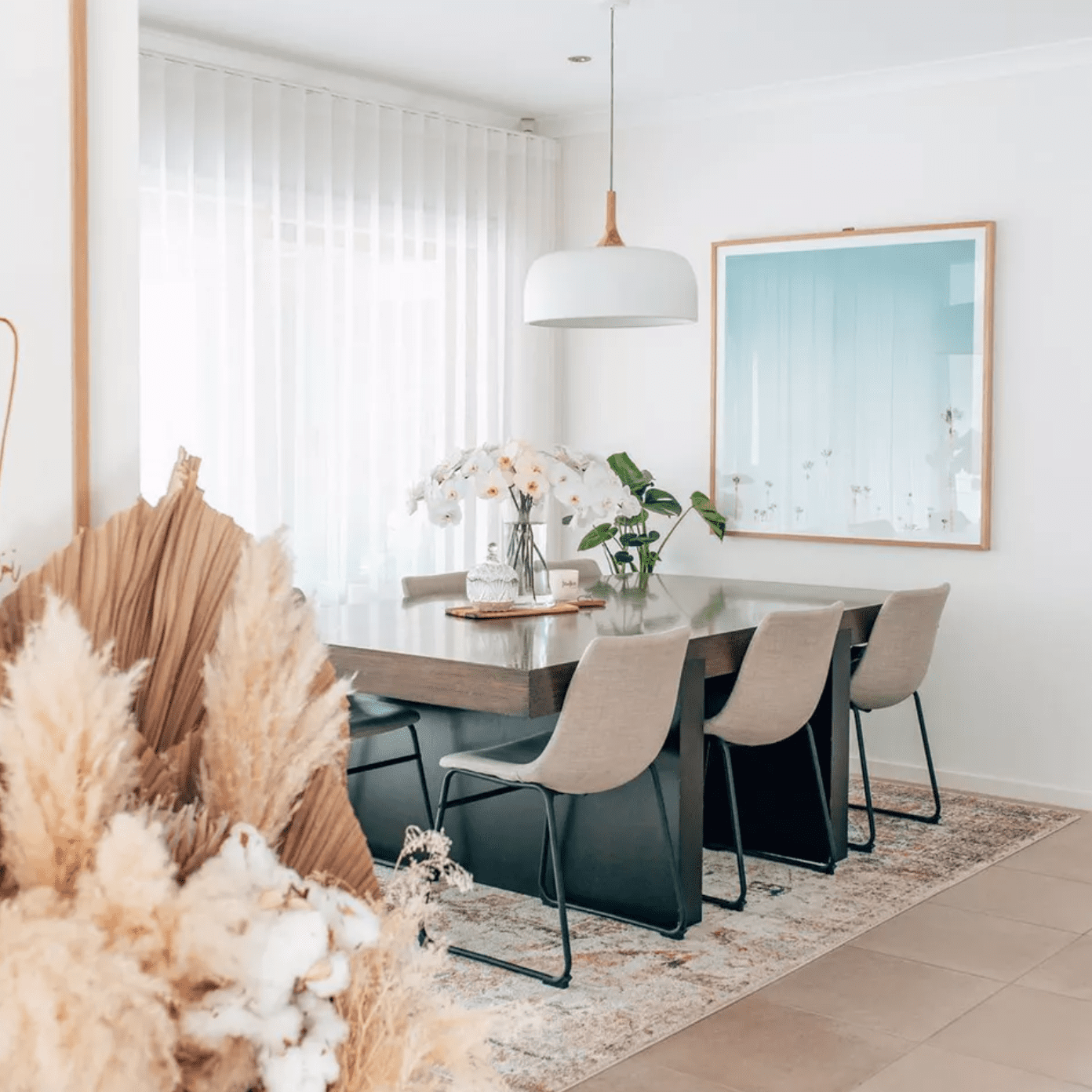 一间餐厅，一面墙上衬着白色的嵌板窗帘