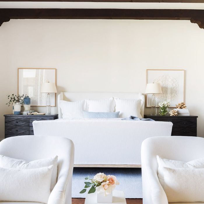 白色的主卧室“class=