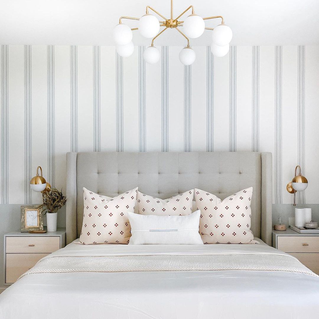 清新的春季床上用品与中性的枕头。