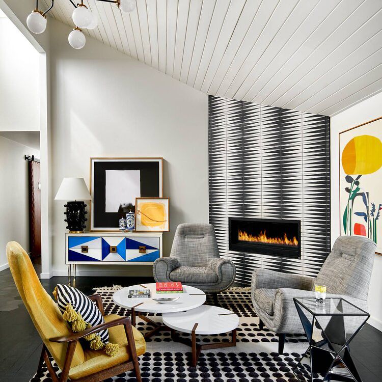 现代的客厅，黑色的灯。