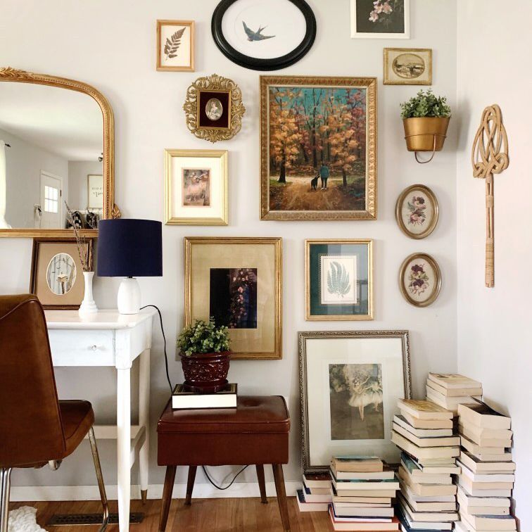 古色古香的艺术在房间的角落有书的。