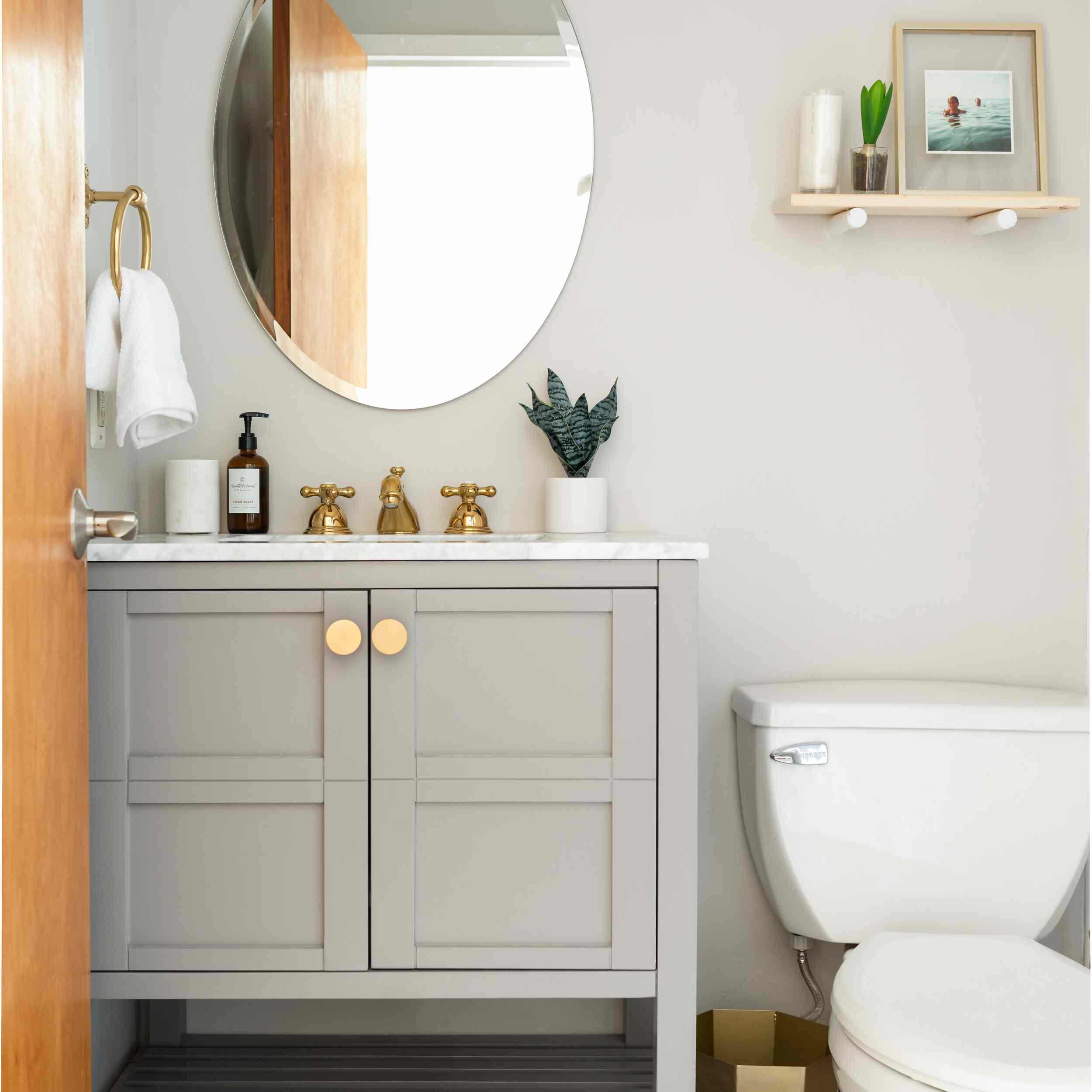 厕所上方的储物简单