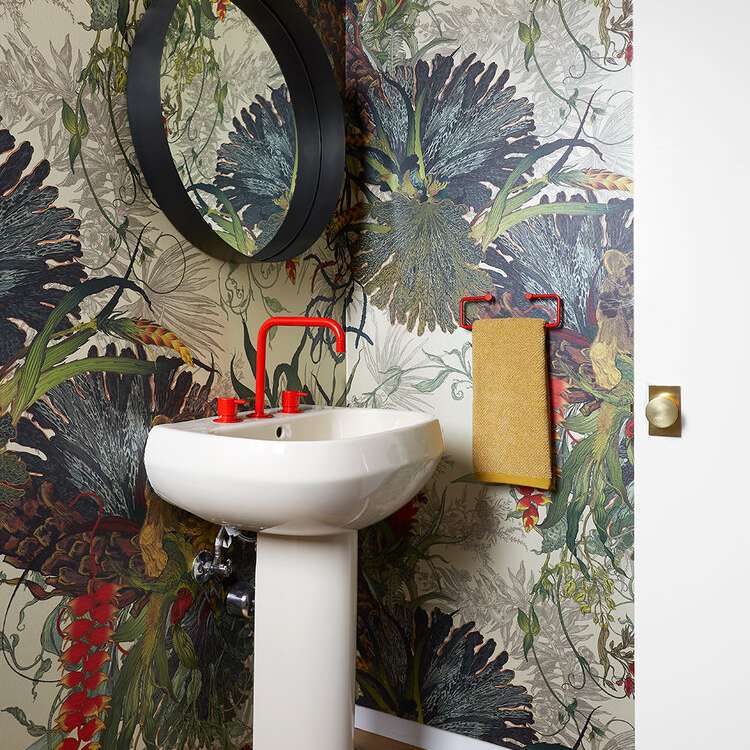 小浴室配有大胆的壁纸