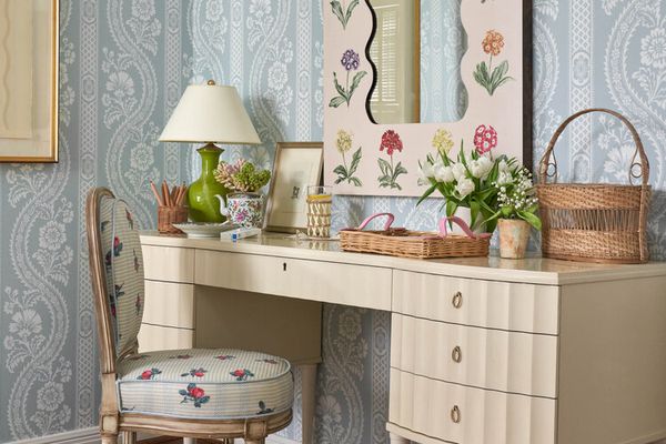 花的梳妆台后面有古董墙纸。