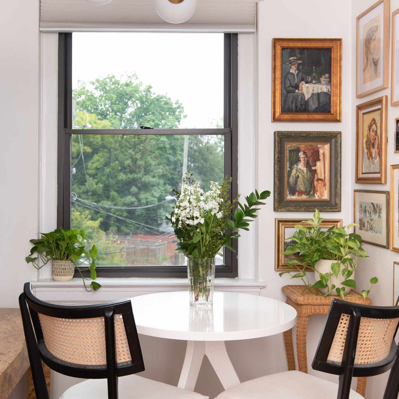 两把椅子一张桌子。