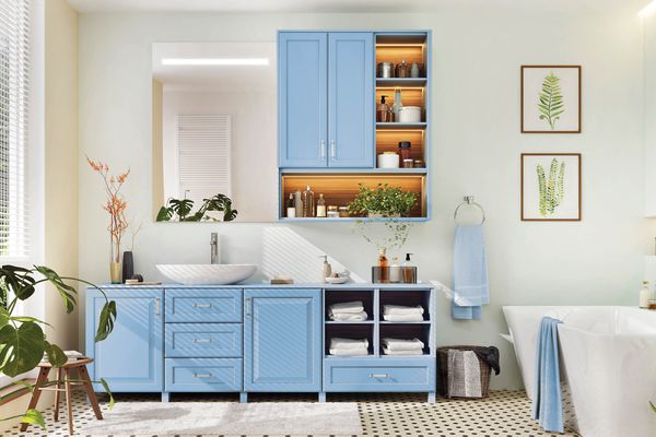 一间宁静的浴室，里面有野蓝(Wild Blue)的彩绘橱柜。