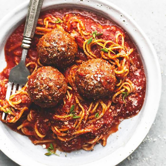 慢炖锅意大利面和肉丸