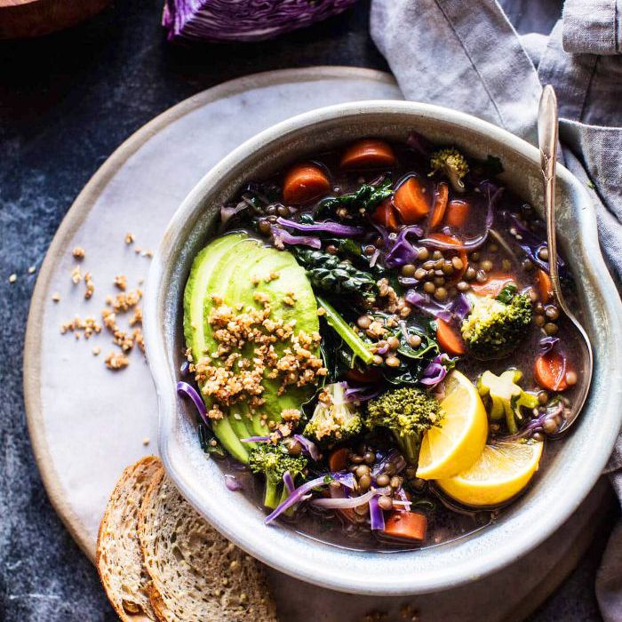 卑鄙绿色排毒蔬菜汤酮汤食谱