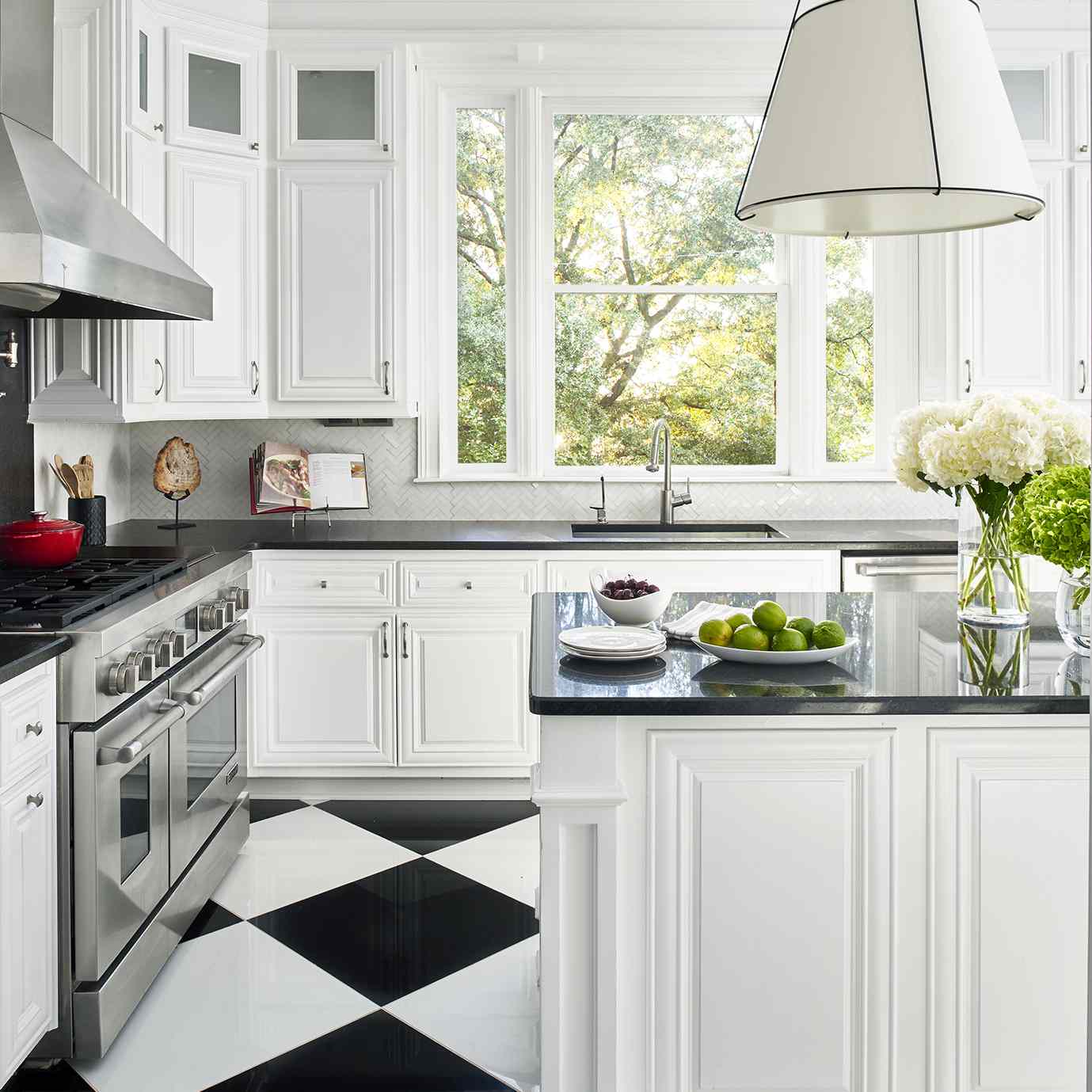 厨房里的黑白格子瓷砖