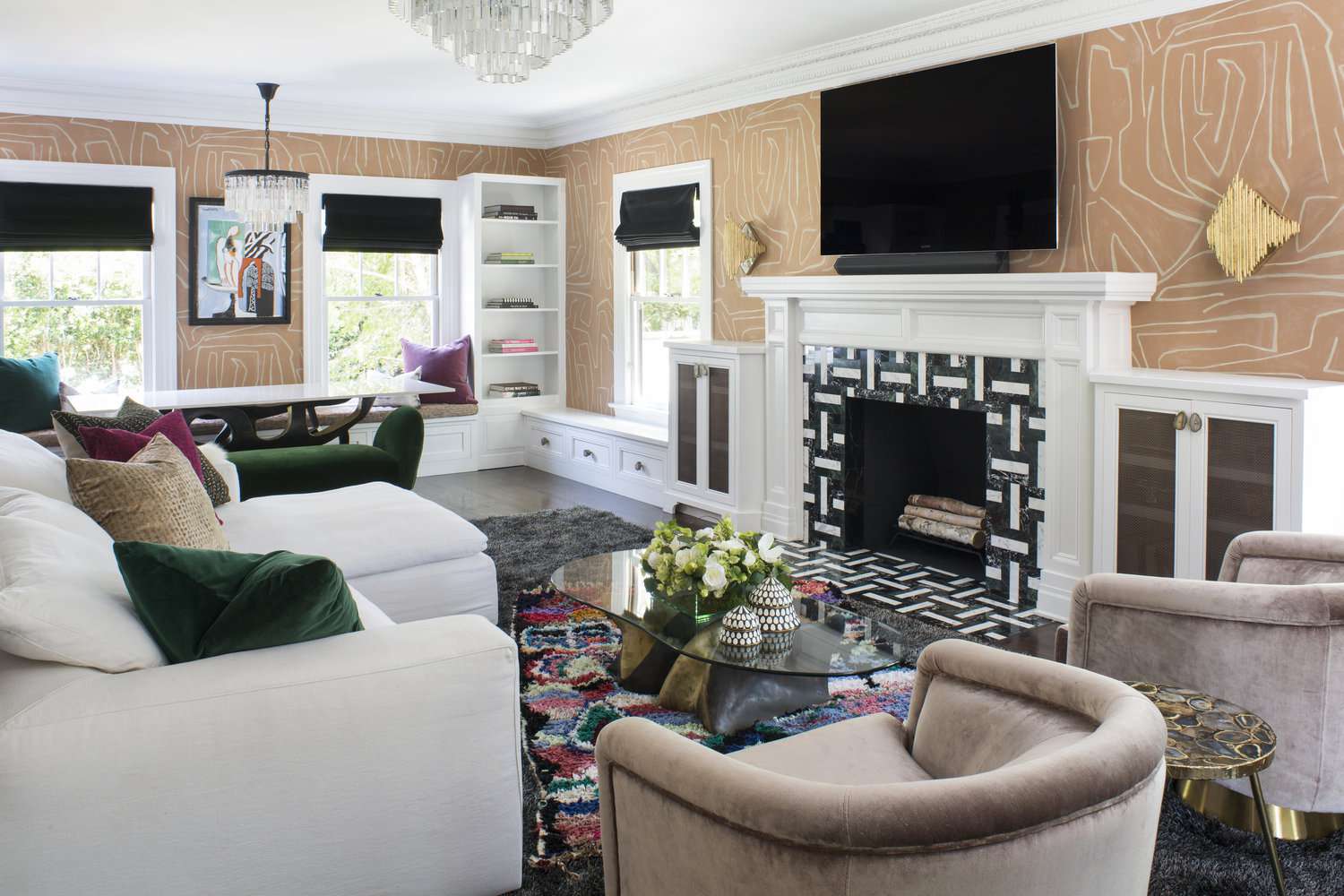 桃红色的房间，有一个醒目的大理石瓷砖壁炉