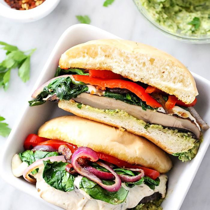 Portobello蘑菇汉堡配牛油果