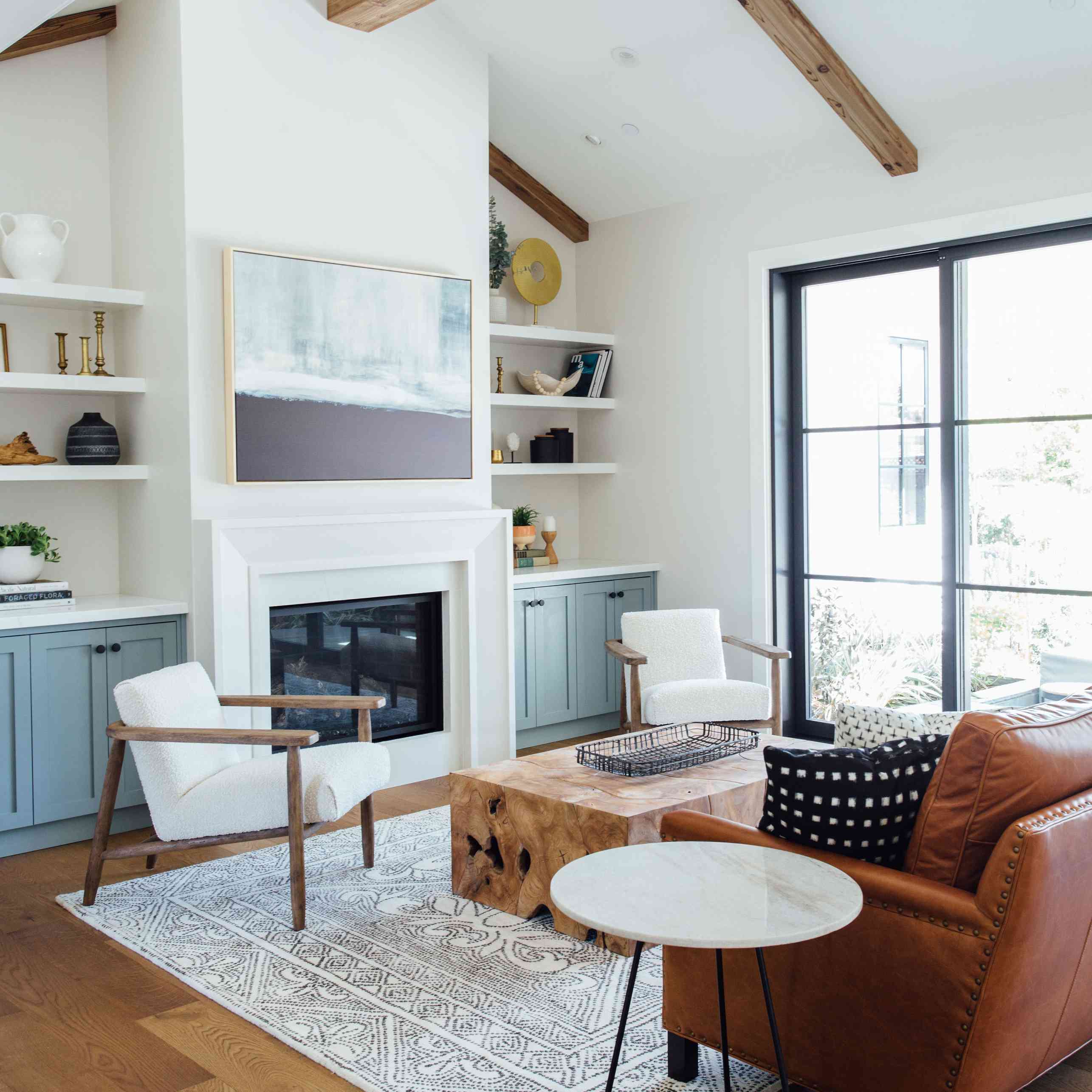 带木梁的过渡起居室。