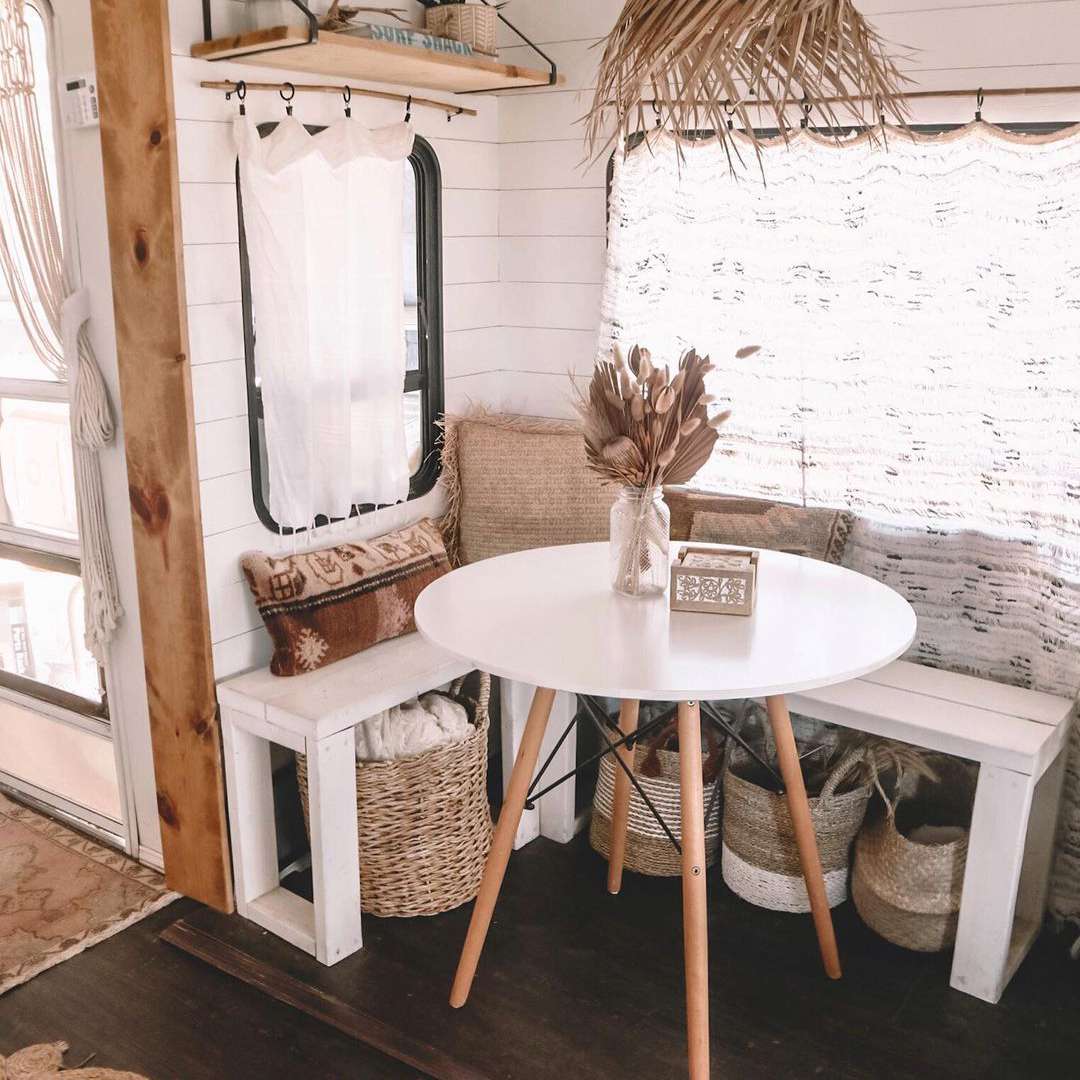 Boho激发了藤条吊灯的早餐。