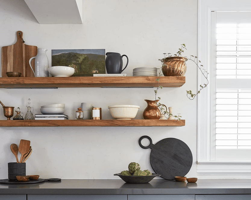 架子在厨房里装满了葡萄酒炊具。