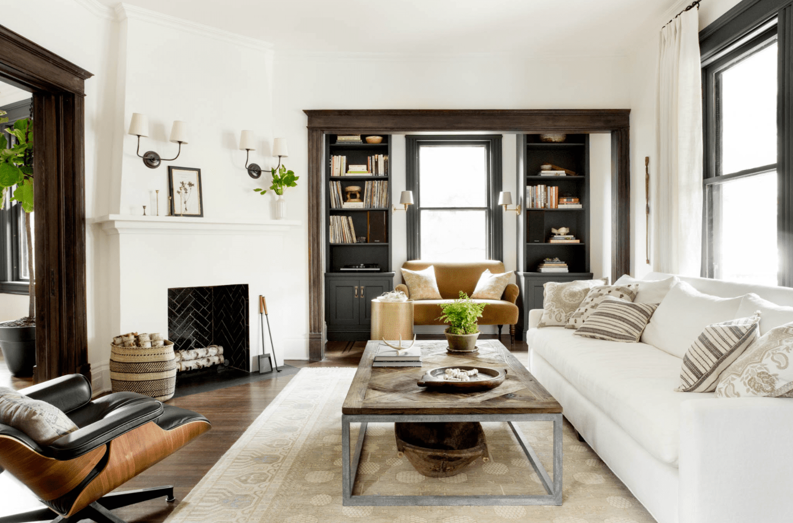 带白色窗帘和黑色窗户的客厅