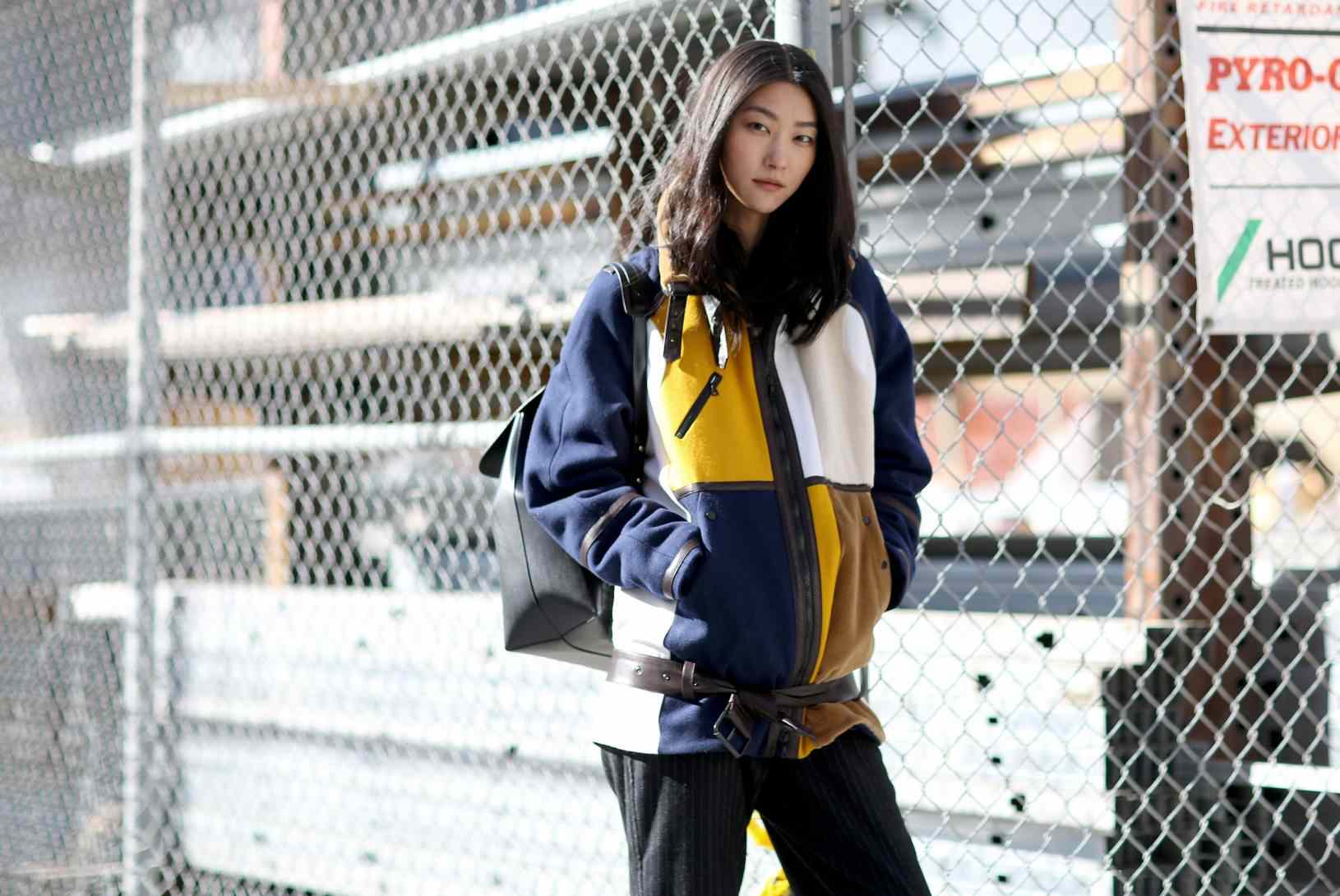 铁链栅栏旁的女人