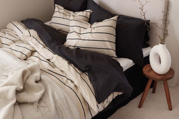 床旁边的陶瓷甜甜圈花瓶。