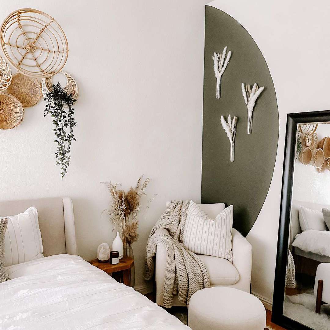 卧室配有中性家具和橄榄绿色彩绘拱。