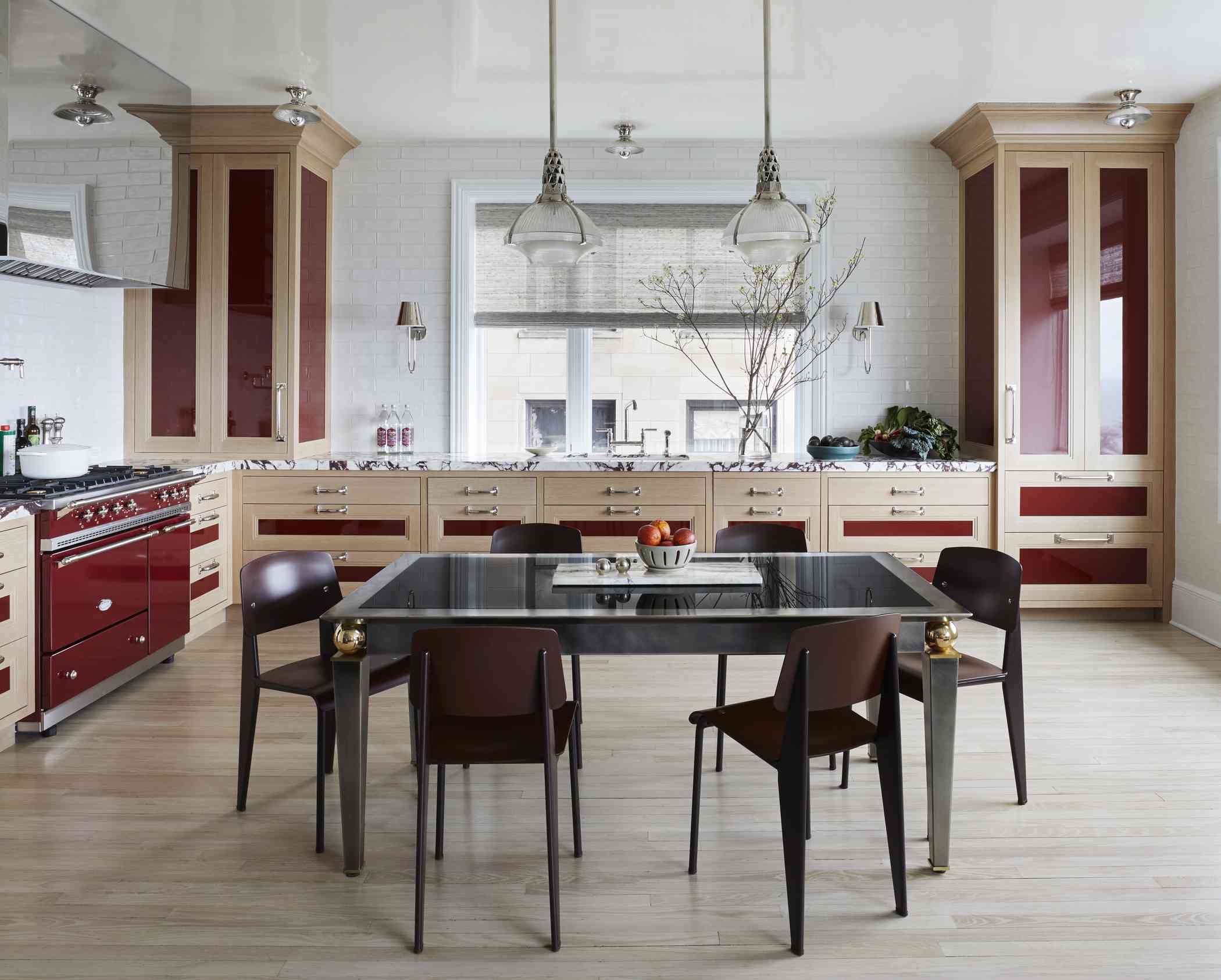 地铁瓷砖的历史-老式厨房与地铁瓷砖和红色橱柜＂class=