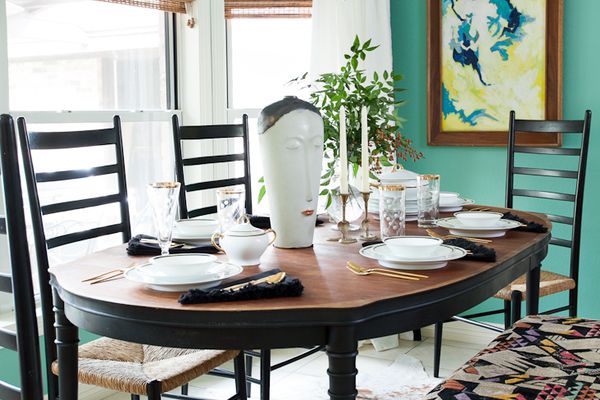 餐厅的现代金色枝形吊灯