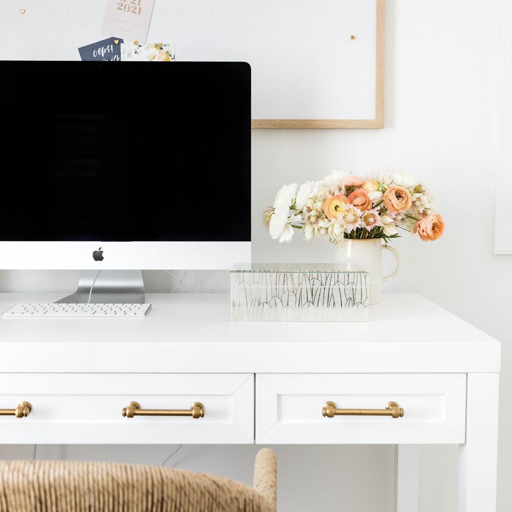 带Mac的白色书桌和带卡片的针板