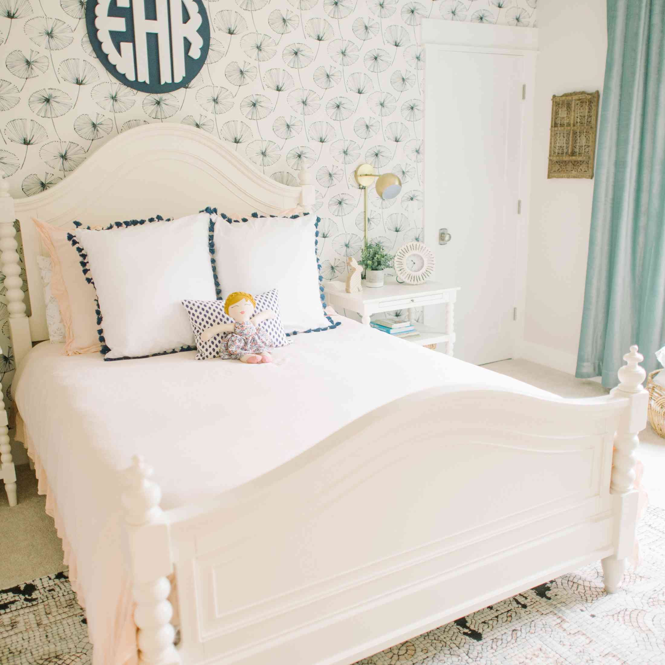 Preppy Pink和Blue卧室与Monogram墙壁装饰