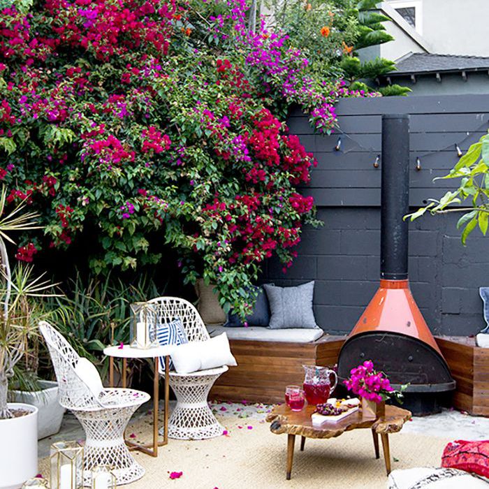 户外家具和壁炉后院