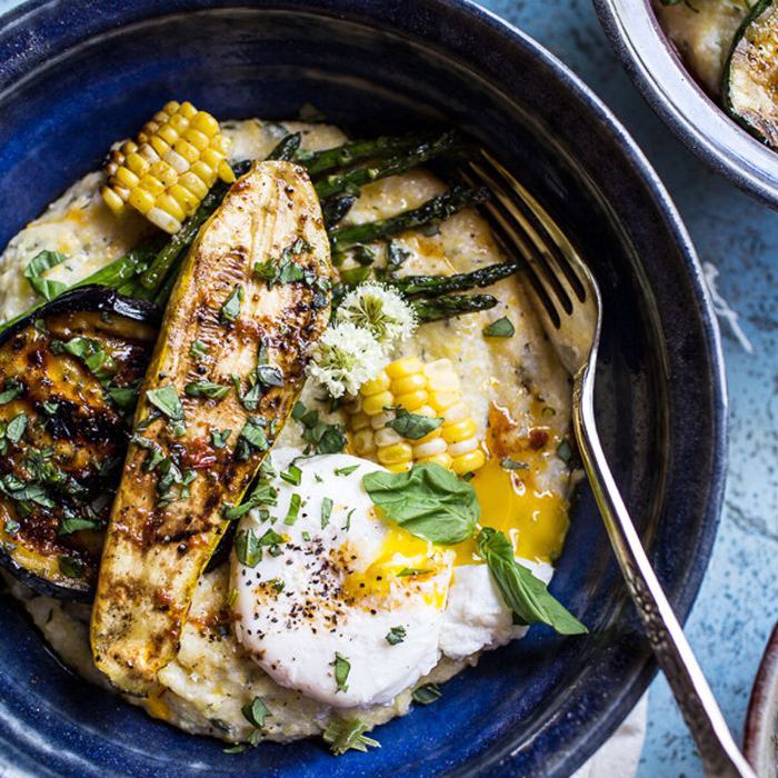 将蔬菜和玉米粥一起出售