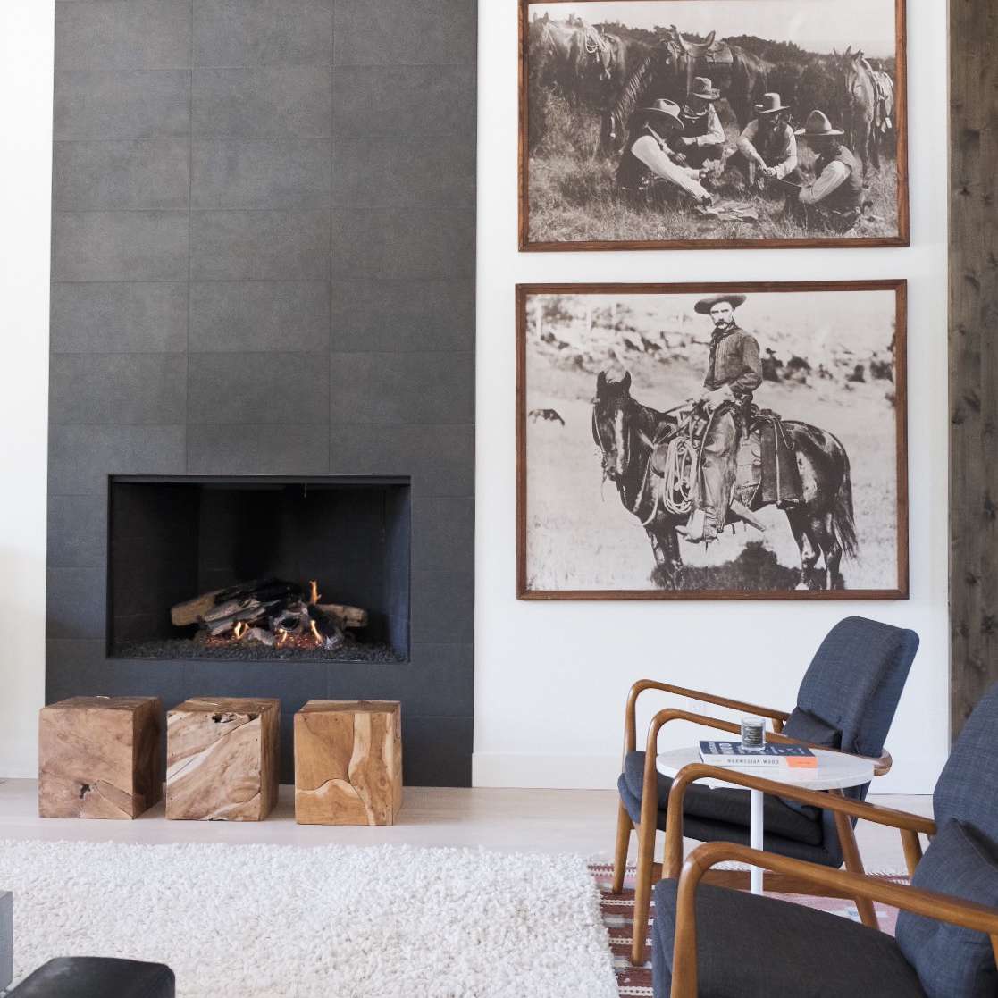 客厅里有牛仔的艺术作品