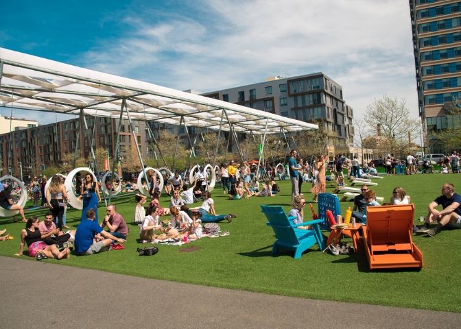 波士顿海港D区的草坪