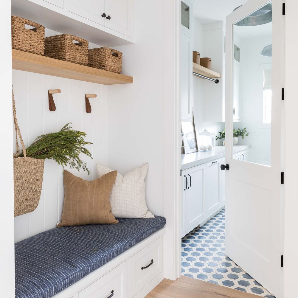 别致的泥房，有长凳和储物篮。