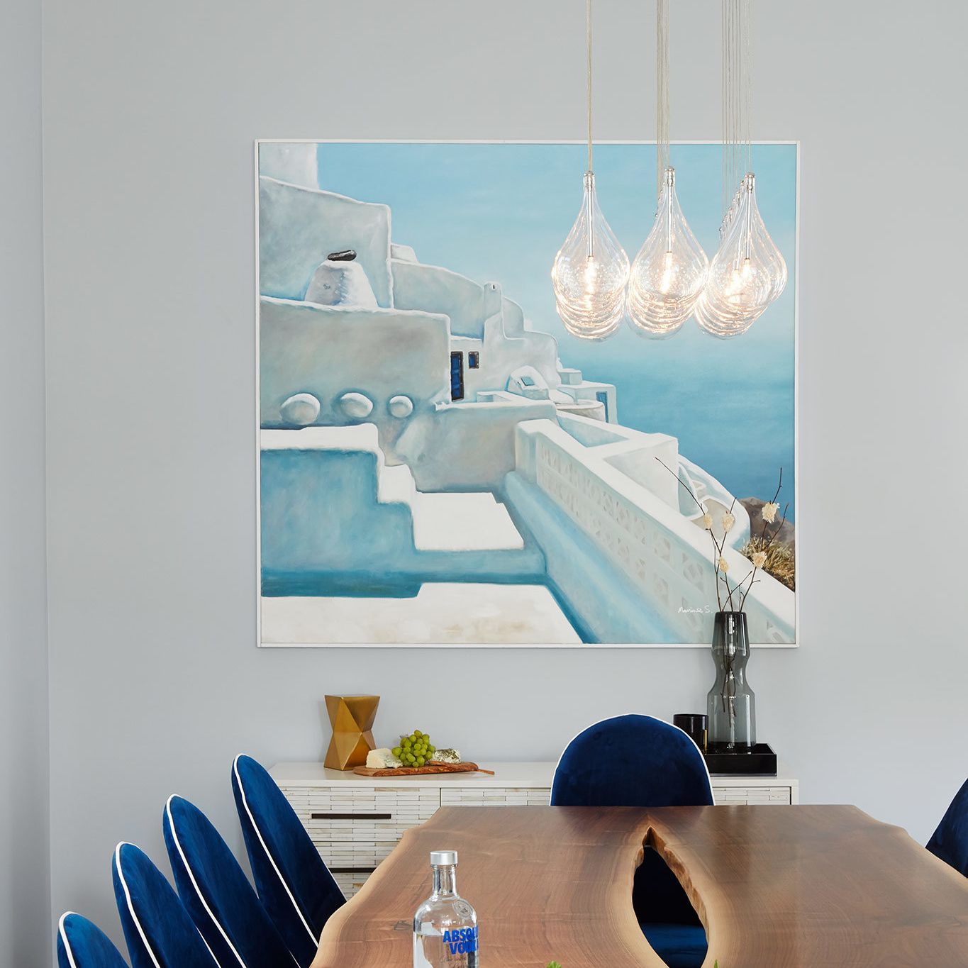 一张活边木制餐桌，上面放着几只铜杯和一瓶伏特加