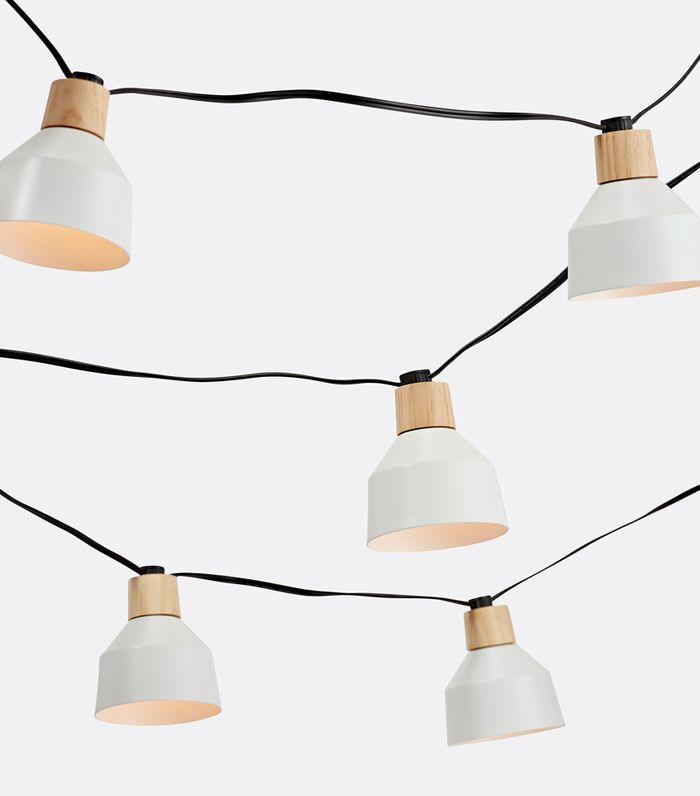 哑光白橡木圆顶木和金属圆顶串灯