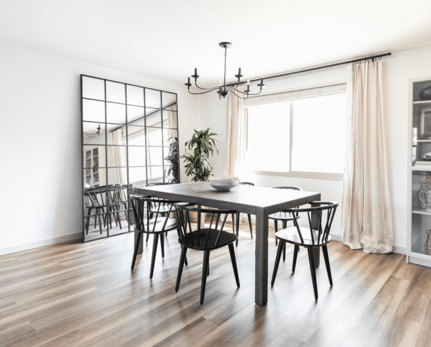 带大窗户的用餐室和旁边的大型镜子