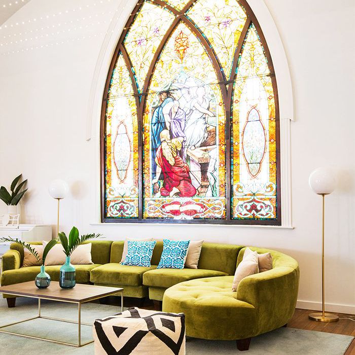 红宝石街客厅与巨大的彩色玻璃窗