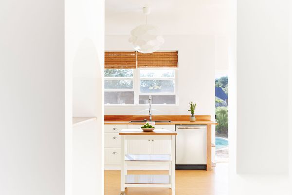 白色厨房里的便携式岛屿