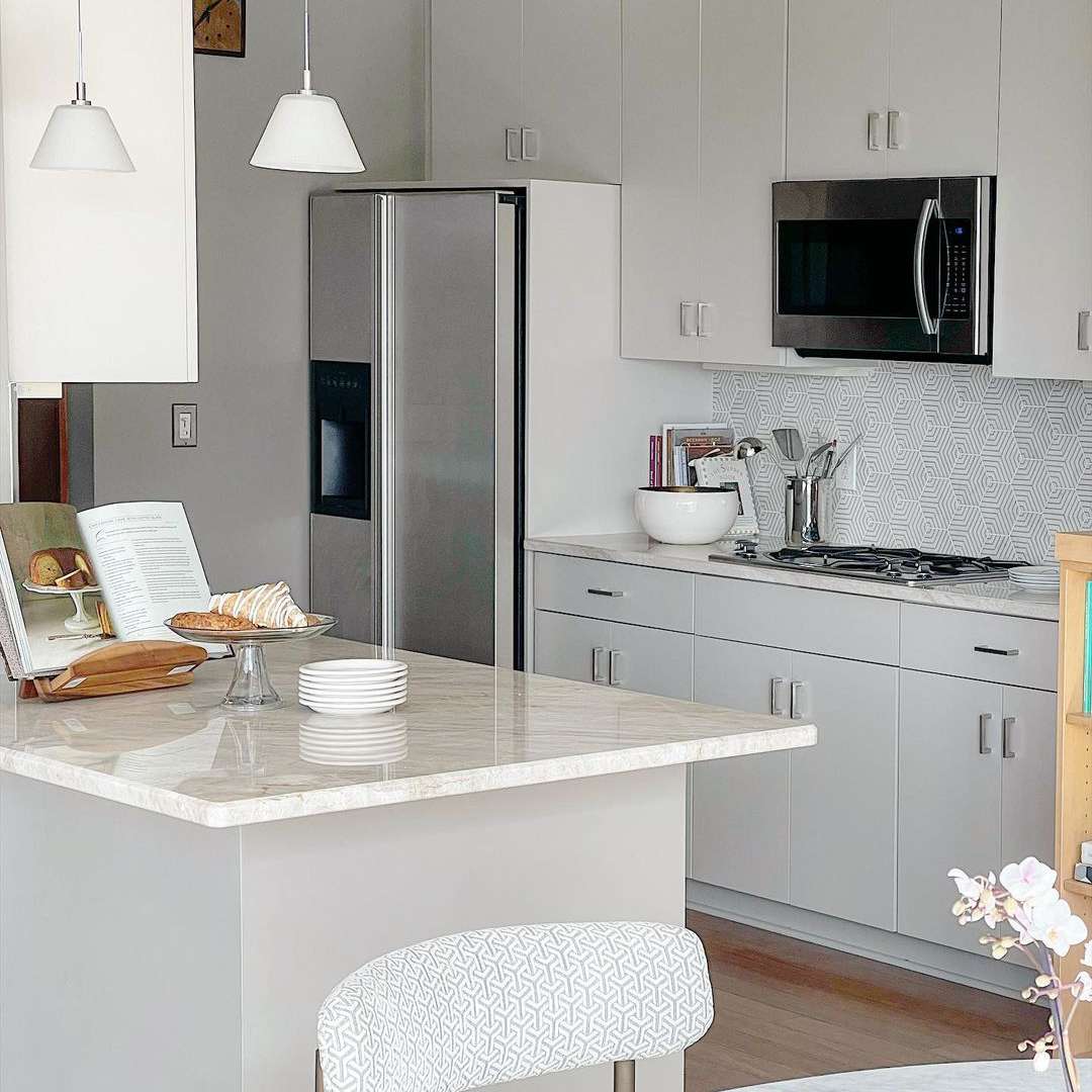 白色橱柜在厨房里