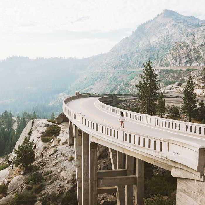 在太浩湖，加利福尼亚州蜿蜒的道路