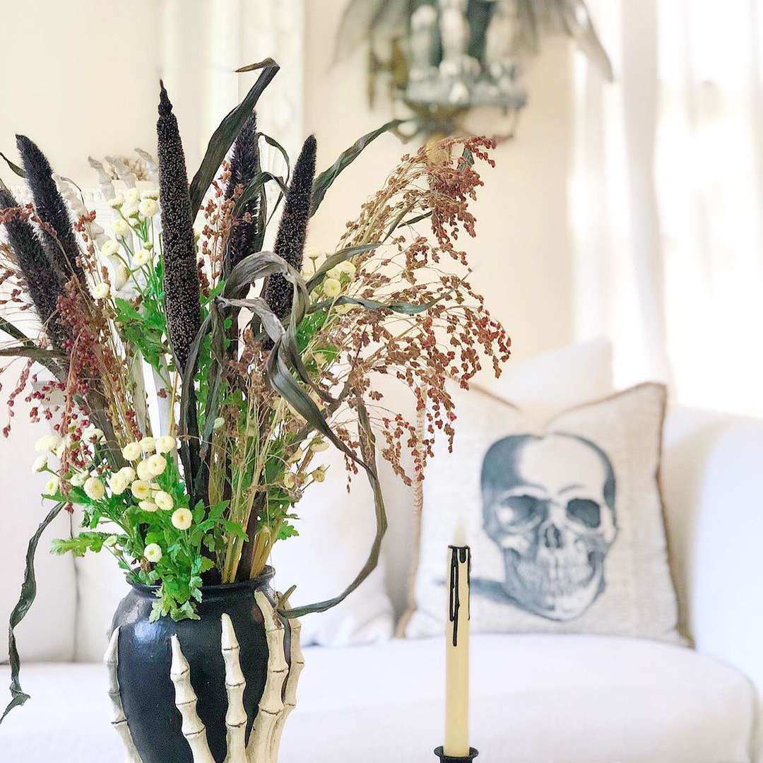 沙发与头骨枕头