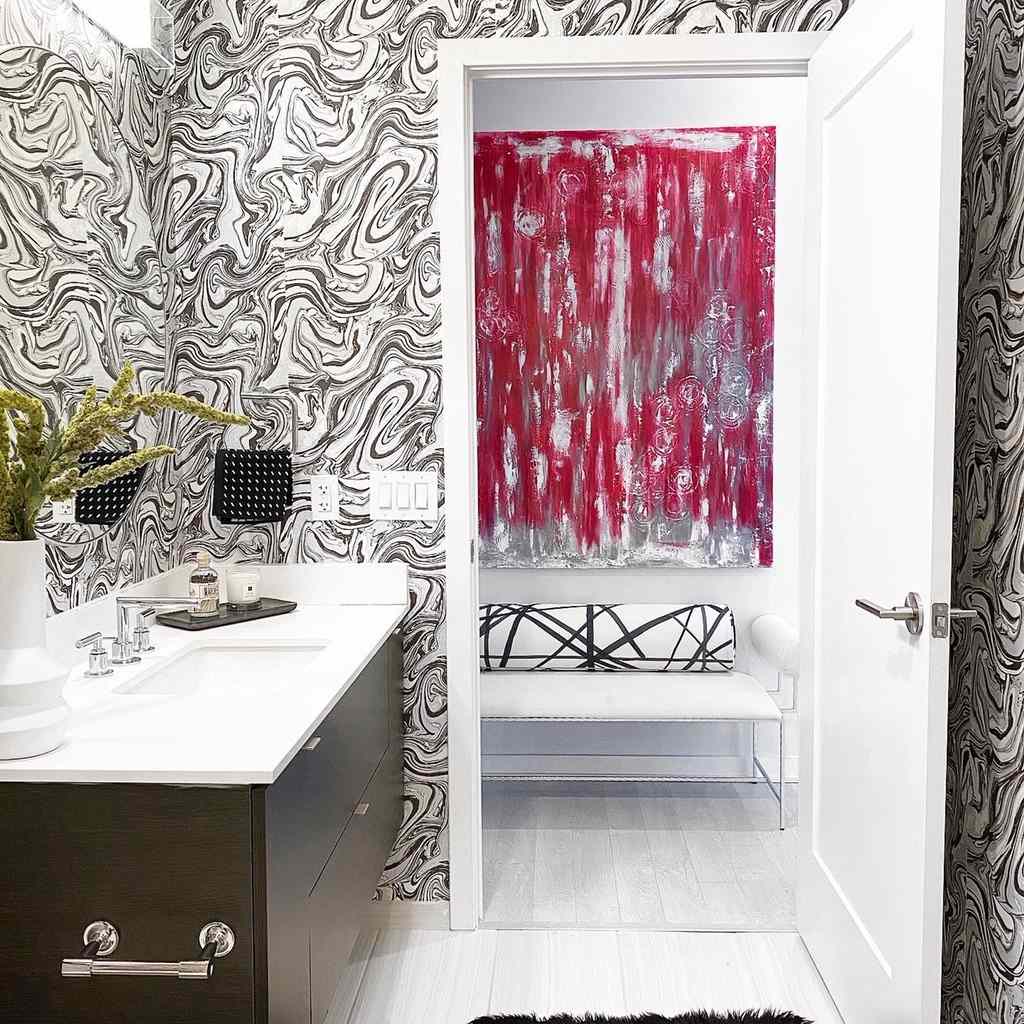 浴室带灰色壁纸