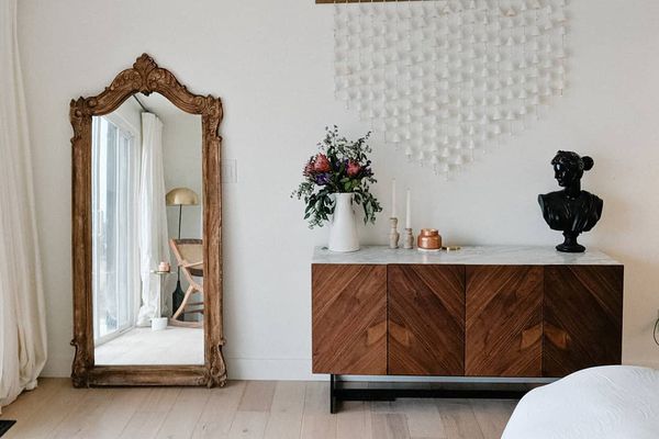 白色卧室与全身镜子