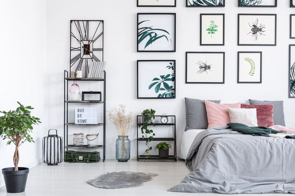 卧室，走廊的墙上