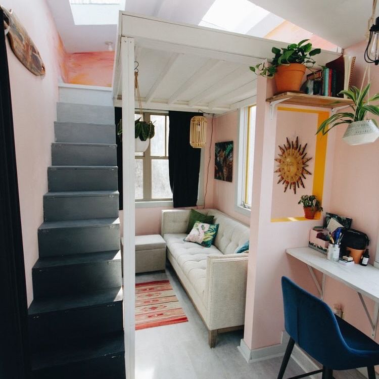 微小的家庭内部充分射击与时尚楼梯的。