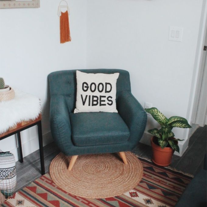 带蓝色坐的椅子和分层地毯的客厅