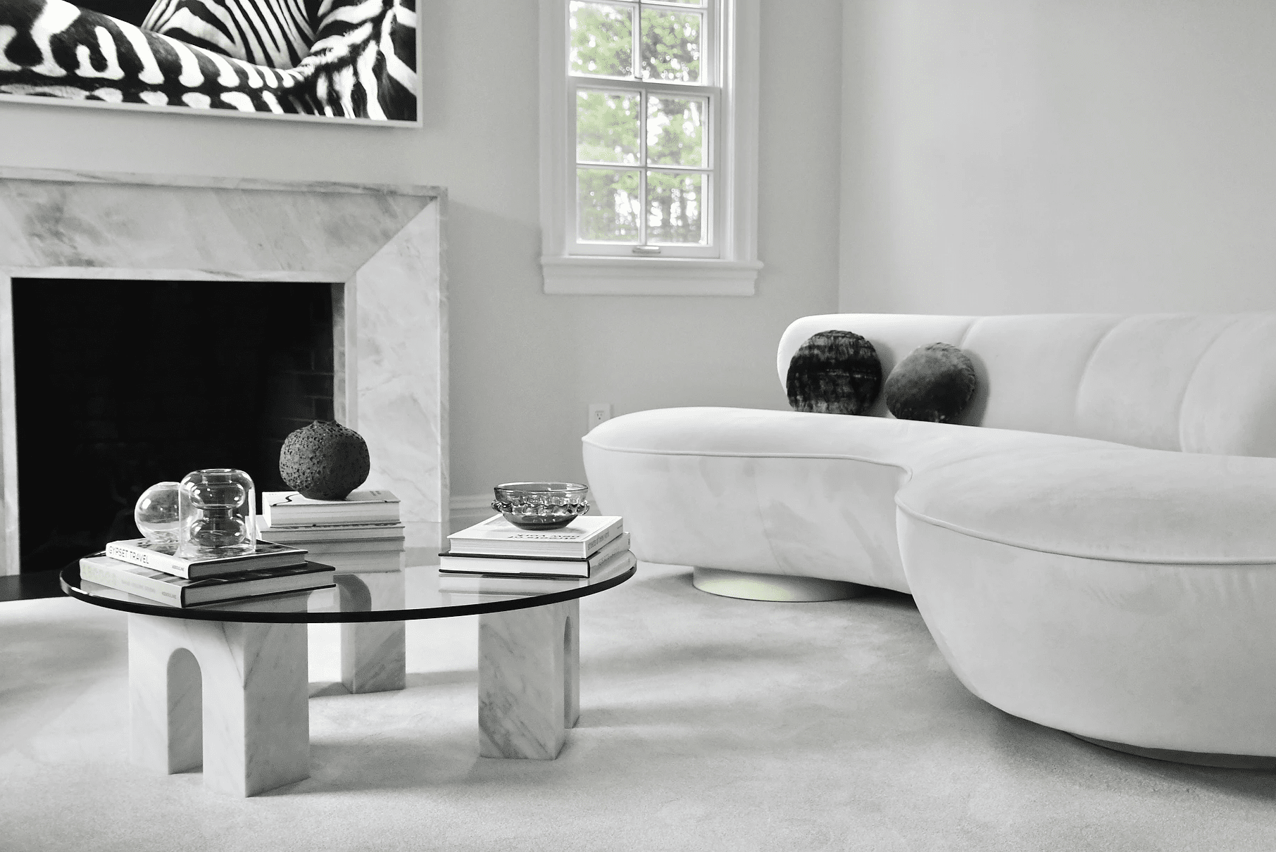 一间摆满了浅灰色现代家具的起居室